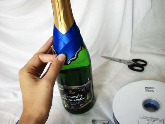Как украсить шампанское на свадьбу атласными лентами своими руками: мастер-класс, жених и невеста