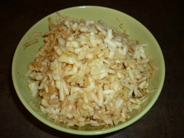 Оладьи на кефире с яблоками и корицей