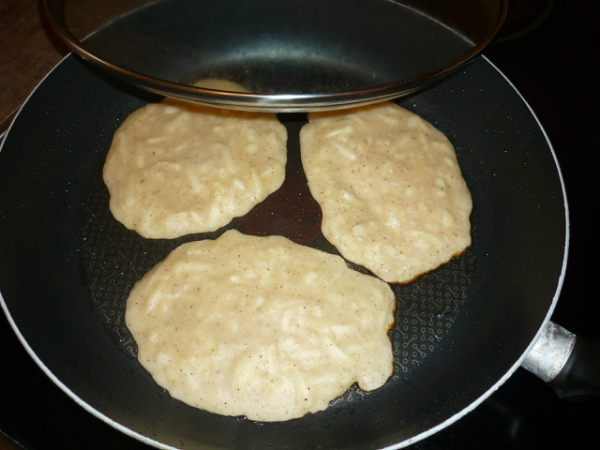 Оладьи на кефире с яблоками и корицей