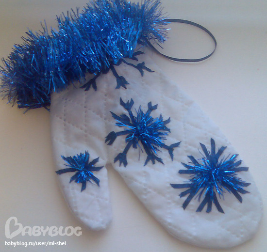 рукавичка снегурочки. гламурная варежка для снегурочки своими руками. гламурная варежка для снегурочки. гламурная варежка для снегурочки своими руками. креативные варежки для снегурочки.