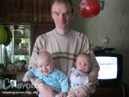 Хорошо у папы на руках. Счастливый папа!