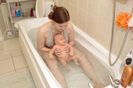 Зашла в душе отцу. Мама купается с дочкой. Мама в ванной. Дочка купается в ванной. Молодая мамочка в ванной.