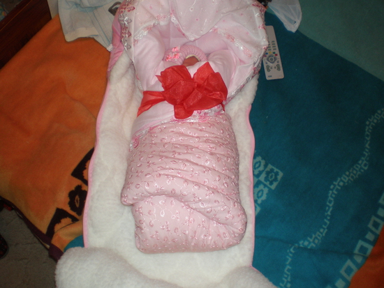 Пеленание укутывание. Пеленание в одеяло на выписку. Запеленали в одеяло в коляску. Младенец завернутый в одеяло. Ребёнок завёрнутый в одеяло.