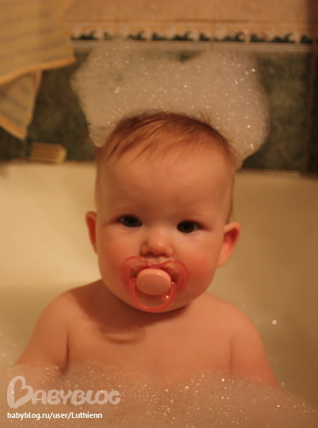 Сегодня моей дочке исполнился 1 год.