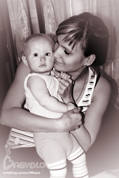 Губки в розовом соцветьи, глазки в васильках, Я тебя в метель согрею на своих руках...