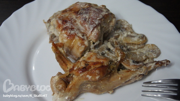 Кролик с шампиньонами в чесночном соусе