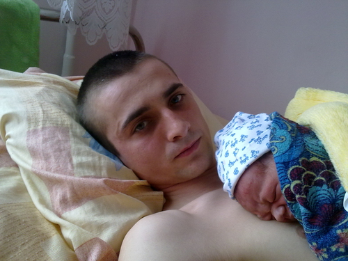 08.04.2011 роддом,папа согревает Масика, пока маму штопали))))