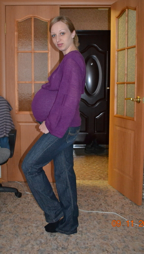 Мои 33 недели,сфотал муж сегодня перед поездкой на узи.По узи все в норме,вес 1948 г.рост 40см и 1866 г.рост 41 см.Я думала мои крохи уже больше 2 кг,а они чет не очень подросли.