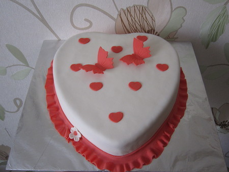 Торт 3 желания. Торт сердце с бабочками. Обычный торт с сердечками и бабочками.