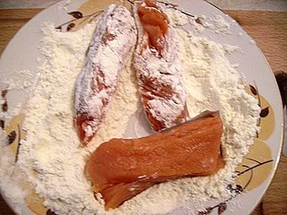 Рыба в муке в духовке. Жареная рыба горбуша на сковороде. Горбуша жареная в манке. Горбуша на сковороде сочная. Горбуша в муке.