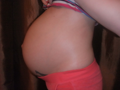 Беременность 40 недель каменеет. Живот на 40 неделе беременности. Беременный живот 40 недель. Живот у беременных на 40 неделе. Живот на 40 неделе беременности фото.